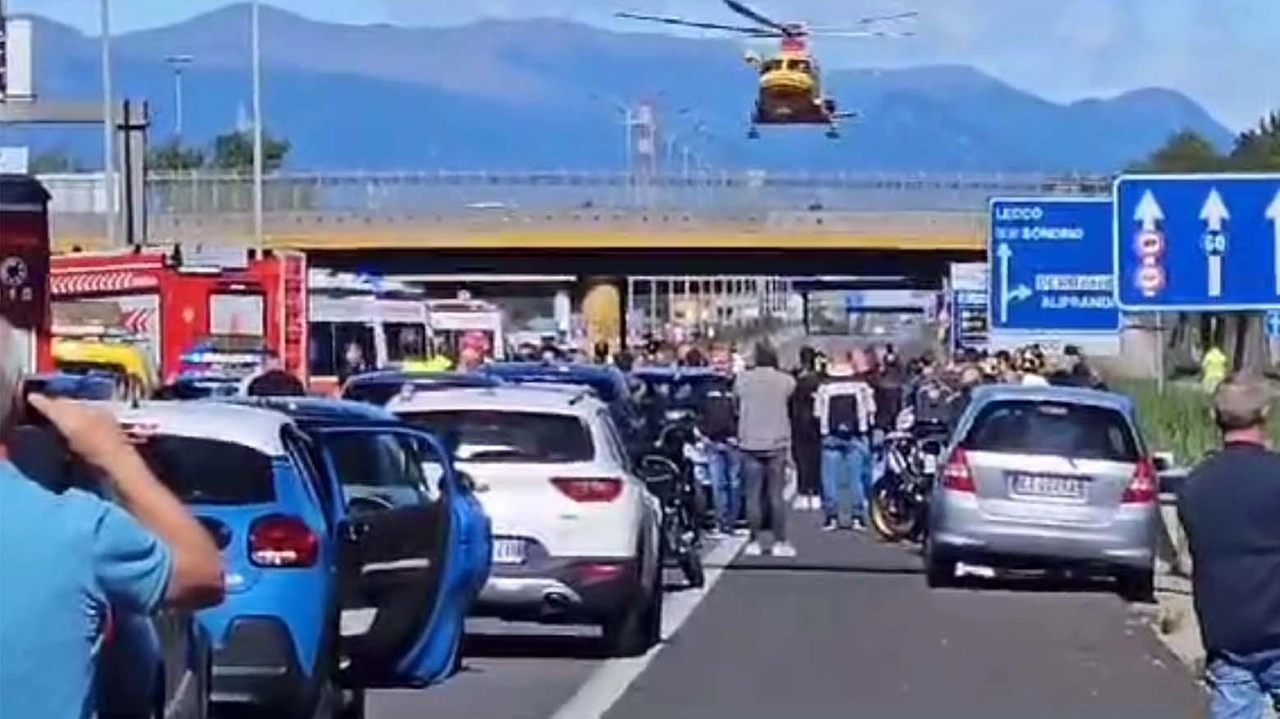 Quattro vetture e una motocicletta si sono scontrate all’altezza dello svincolo Aliprandi. Il traffico va in tilt: code lunghissime per circa un’ora. In azione tre ambulanze e un’automedica. Quattro vetture e una motocicletta si sono scontrate all’altezza dello svincolo Aliprandi. Il traffico va in tilt: code lunghissime per circa un’ora. In azione tre ambulanze e un’automedica.