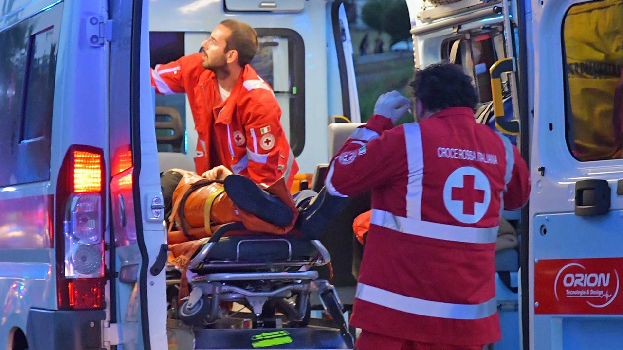 Il giovane è stato soccorso dall’ambulanza e portato al San Matteo dove è stato medicato e poi dimesso Sull’episodio sta indagando la polizia Il giovane è stato soccorso dall’ambulanza e portato al San Matteo dove è stato medicato e poi dimesso Sull’episodio sta indagando la polizia