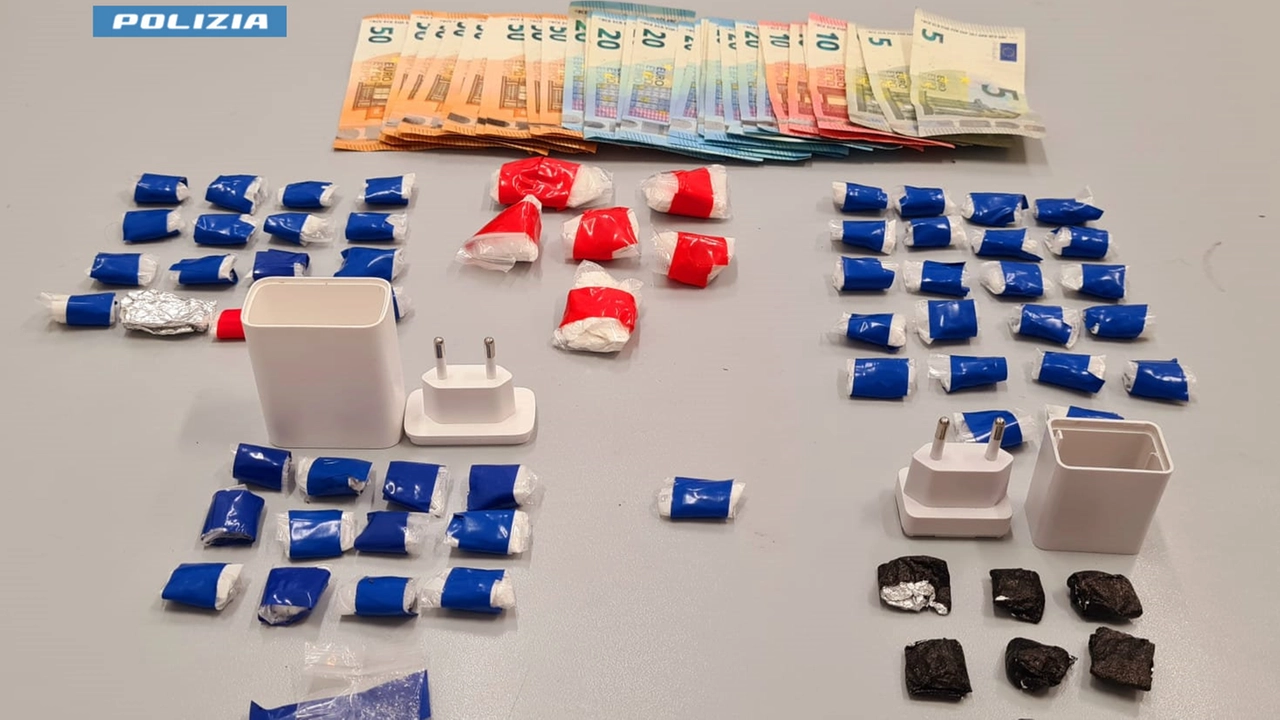 La droga e i contanti sequestrati al 20enne arrestato La droga e i contanti sequestrati al 20enne arrestato