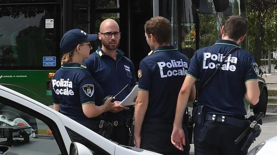Retata martedì sera in via Como Controllo a tappeto di persone e attività commerciali Retata martedì sera in via Como Controllo a tappeto di persone e attività commerciali
