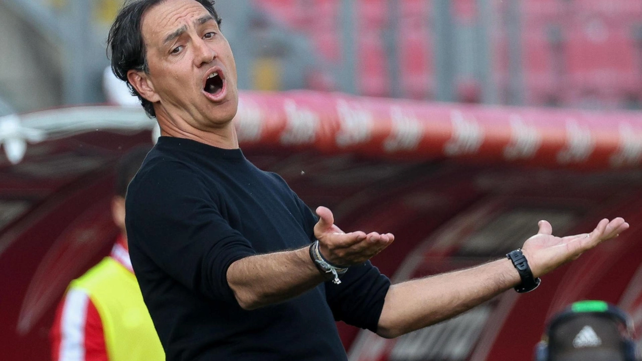 Monza e Napoli si affrontano in una partita decisiva. Nesta e Conte guidano le squadre tra speranze e difficoltà.