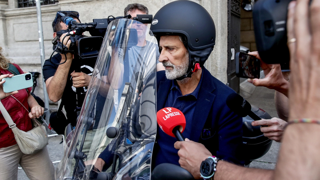 Giancarlo Tancredi, assessore alla rigenerazione urbana comune di Milano, all’uscita di Palazzo Marino dopo l’incontro con il sindaco a Milano