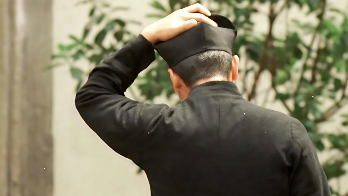 Evoluzione dei raggiri sotto Natale dopo carabinieri, tecnici del Comune e avvocati fasulli. L’avviso in chiesa e sui social: un malintenzionato gira per le case elargendo benedizioni. Evoluzione dei raggiri sotto Natale dopo carabinieri, tecnici del Comune e avvocati fasulli. L’avviso in chiesa e sui social: un malintenzionato gira per le case elargendo benedizioni.