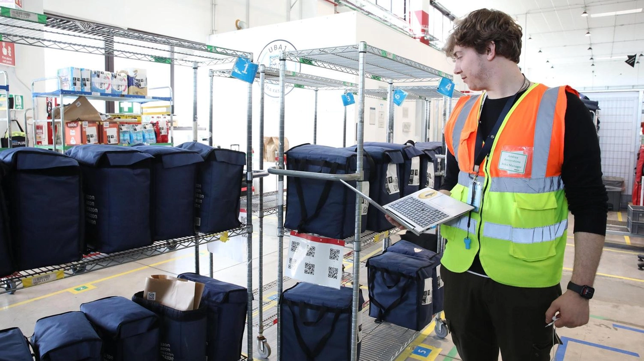 Il nuovo centro di distribuzione Amazon Fresh a Peschiera Borromeo è operativo, servendo i clienti di Milano e dintorni. Con oltre 80 dipendenti, offre una vasta selezione di prodotti freschi di alta qualità per la consegna in giornata. Amazon conferma il suo impegno nell'investire sul territorio lombardo, creando opportunità di lavoro e crescita economica. Il nuovo centro di distribuzione Amazon Fresh a Peschiera Borromeo è operativo, servendo i clienti di Milano e dintorni. Con oltre 80 dipendenti, offre una vasta selezione di prodotti freschi di alta qualità per la consegna in giornata. Amazon conferma il suo impegno nell'investire sul territorio lombardo, creando opportunità di lavoro e crescita economica.