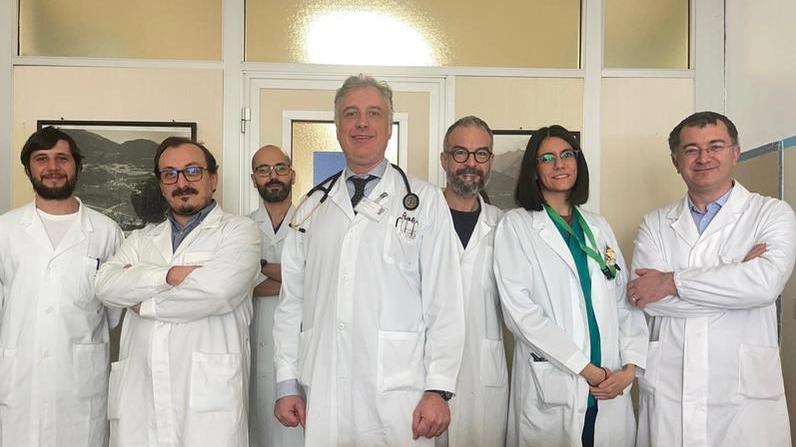 In primo piano con i suoi collaboratori il dottor Paolo Scanagatta che ha eseguito il delicato intervento nello scorso mese di dicembre