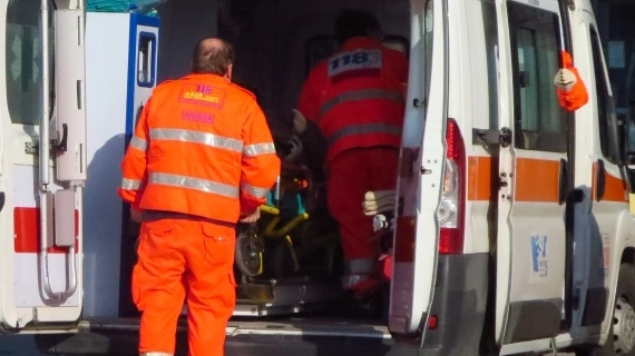 Sul posto sono intervenuti i sanitari del 118 con ambulanza e auto medica (foto d’archivio)