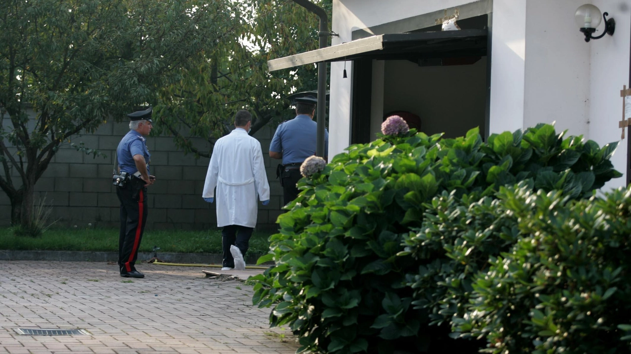 I rilievi dei carabinieri nella villetta di via Pascoli dove fu uccisa Chiara Poggi Nella foto si vede il garage dell’abitazione collegato con la scala dove fu trovato il corpo Da qui sarebbe scomparso il martello che papà Giuseppe usava per schiodare i bancali I rilievi dei carabinieri nella villetta di via Pascoli dove fu uccisa Chiara Poggi Nella foto si vede il garage dell’abitazione collegato con la scala dove fu trovato il corpo Da qui sarebbe scomparso il martello che papà Giuseppe usava per schiodare i bancali