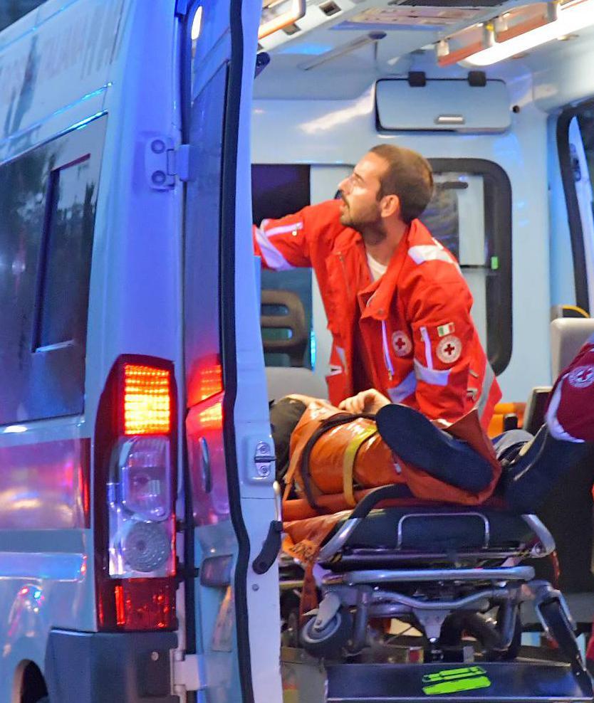 vedano olona tenta di scavalcare il cancello di casa e s infilza una gamba 50enne rischia di morire dissanguato