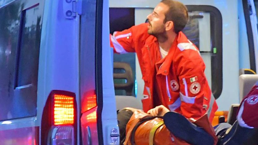 L'uomo è riuscito a fermare l'emorragia prima dell'arrivo dei soccorsi, poi la corsa in ospedale L'uomo è riuscito a fermare l'emorragia prima dell'arrivo dei soccorsi, poi la corsa in ospedale