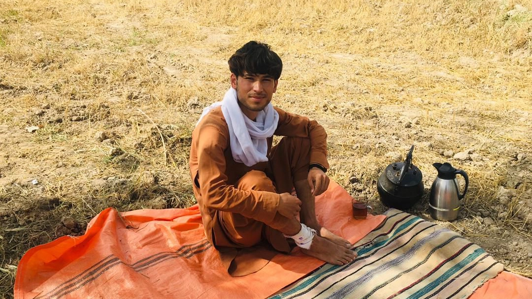 Shirullah, 23 anni, viveva in un villaggio nell’area di Kabul Ha raggiunto Milano dal Pakistan dopo la fuga dall’Afghanistan dei talebani Oggi studia Comunicazione d’imprese e relazione pubblica alla Iulm Shirullah, 23 anni, viveva in un villaggio nell’area di Kabul Ha raggiunto Milano dal Pakistan dopo la fuga dall’Afghanistan dei talebani Oggi studia Comunicazione d’imprese e relazione pubblica alla Iulm