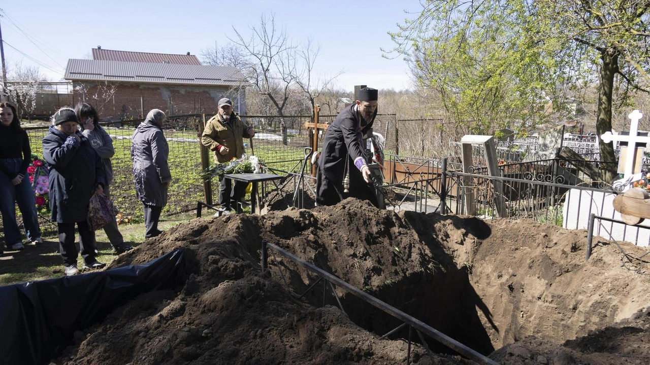 Il ministero della Difesa russo sostiene che le sue truppe abbiano preso il controllo di due villaggi nel nord-est dell'Ucraina:... Il ministero della Difesa russo sostiene che le sue truppe abbiano preso il controllo di due villaggi nel nord-est dell'Ucraina:...