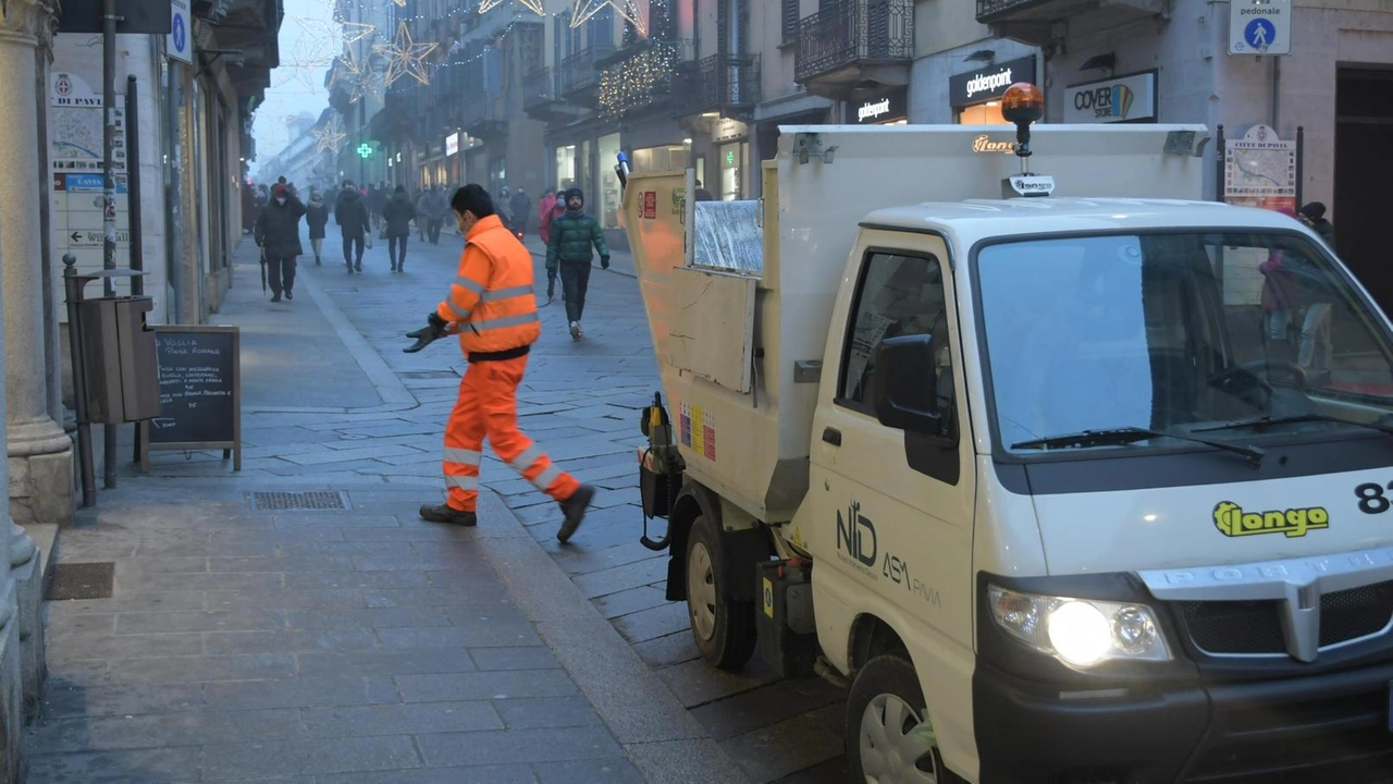 Un operatore di Asm raccoglie i rifiuti in centro Problemi anche in piccoli Comuni del circondario Un operatore di Asm raccoglie i rifiuti in centro Problemi anche in piccoli Comuni del circondario