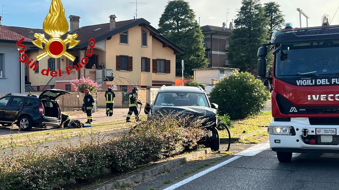 Incidente a San Colombano al Lambro, auto invade la ciclabile: ferito un uomo di 38 anni