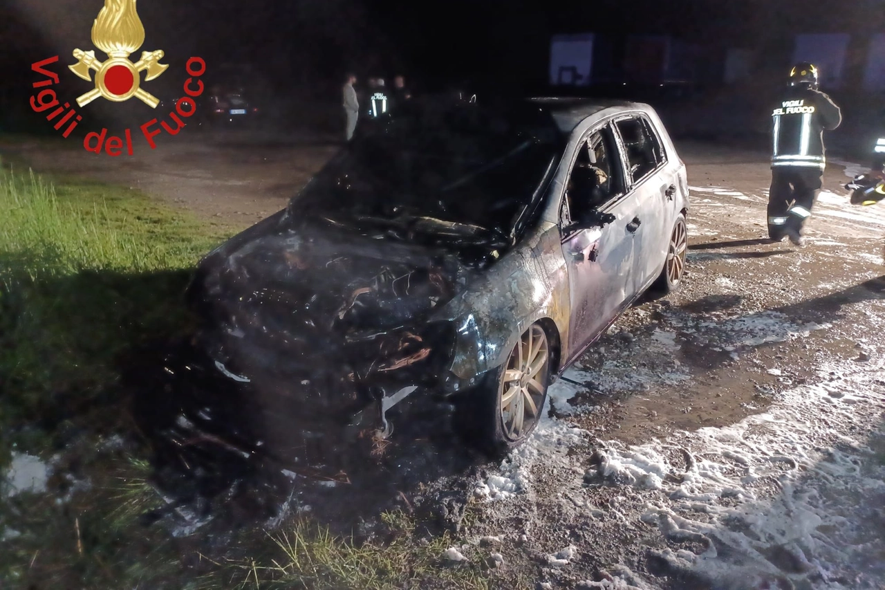 L'auto è andata completamente distrutta dalle fiamme