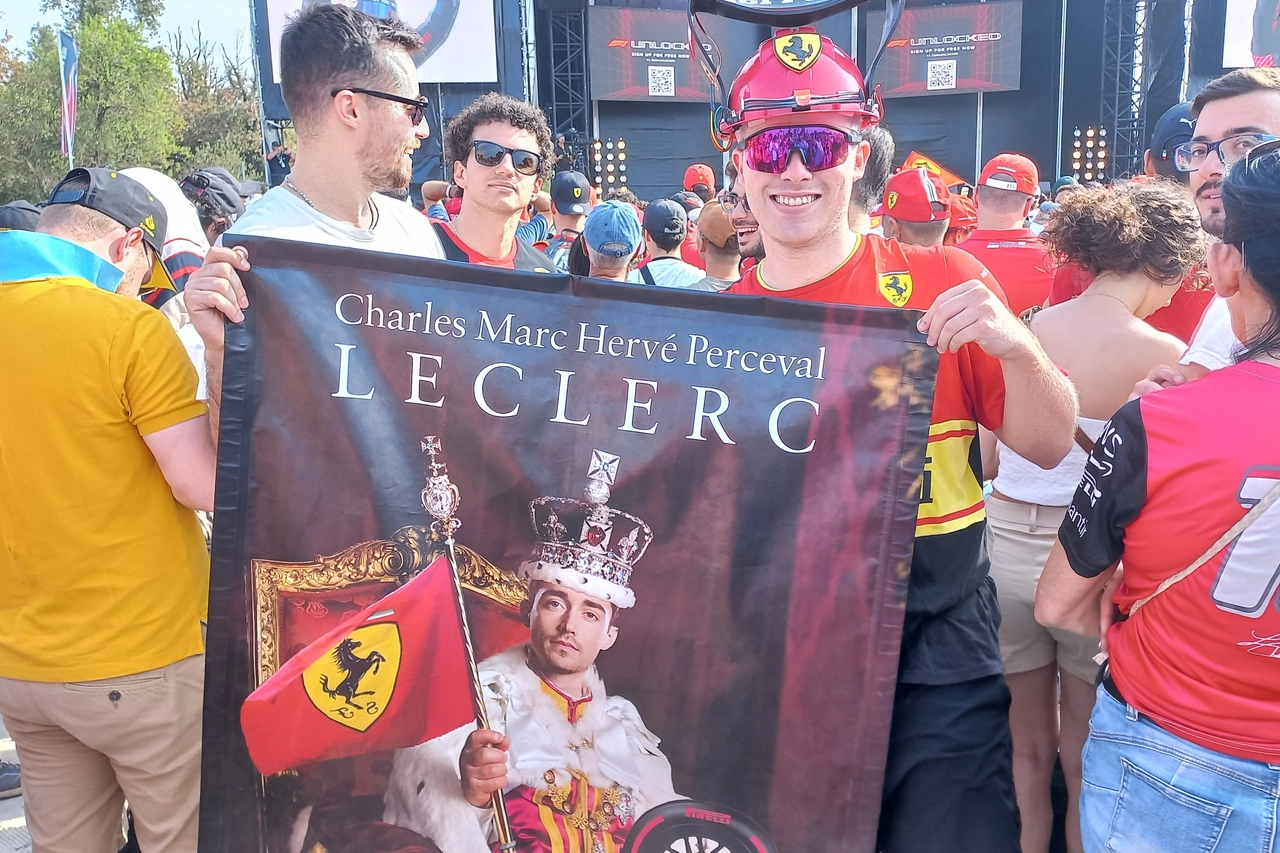 Un tifoso di Charles Leclerc