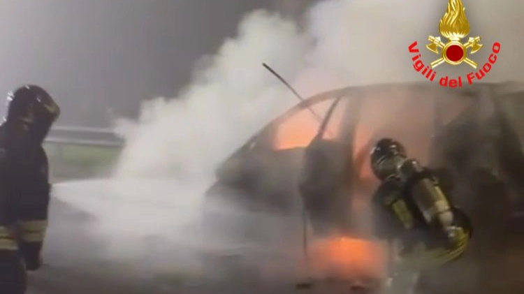 L'incendio ha distrutto la vettura L'incendio ha distrutto la vettura