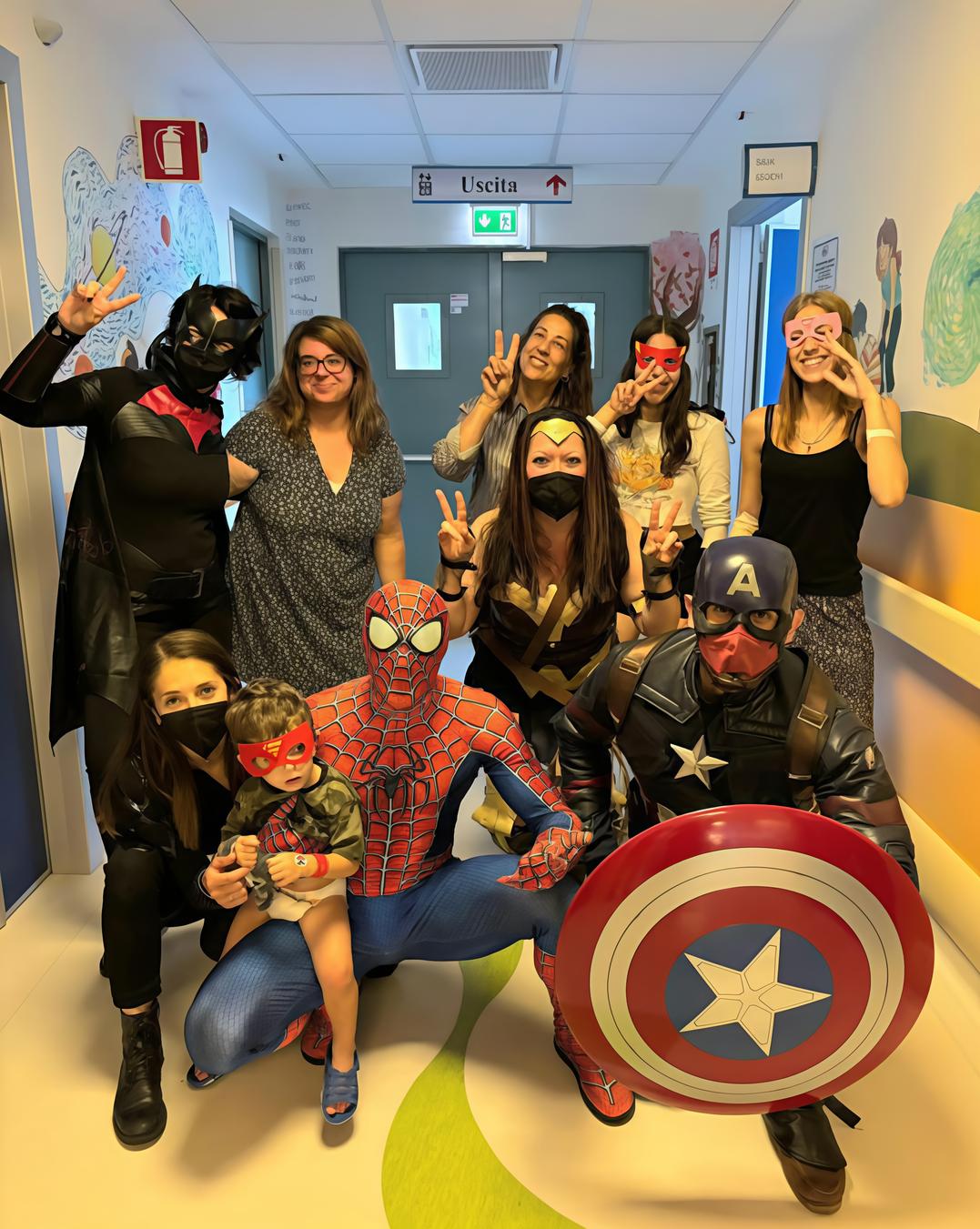 i supereroi nel reparto di pediatria abbracci sorrisi e giochi con i bimbi