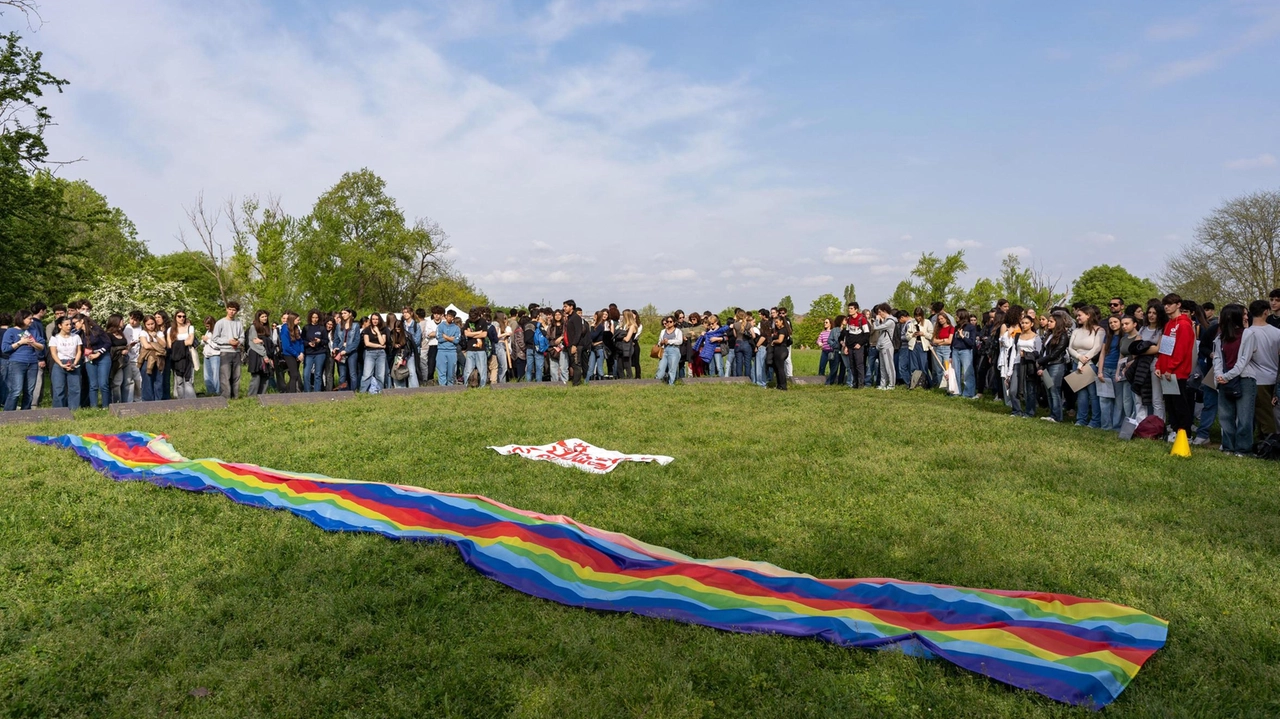 Parole, musica, colori e anche gli aquiloni in volo, prima di un picnic collettivo e sostenibile. Una grande manifestazione per gli 80 anni della Liberazione che ha coinvolto molto i giovani.