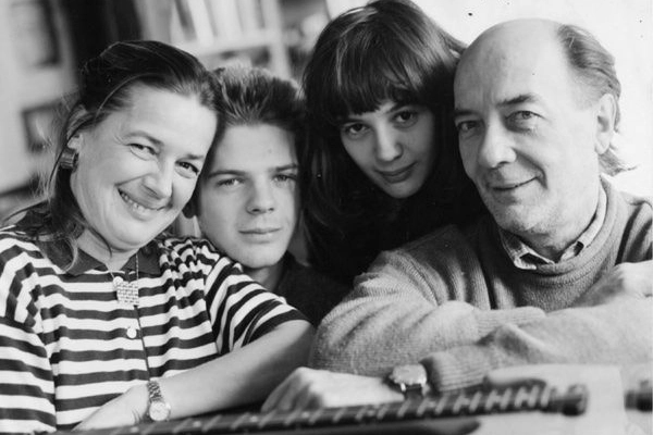 Ritratto di famiglia negli anni Settanta del secolo scorso: Franca, Francesco, la sorella Daniela e Daniele Oppi