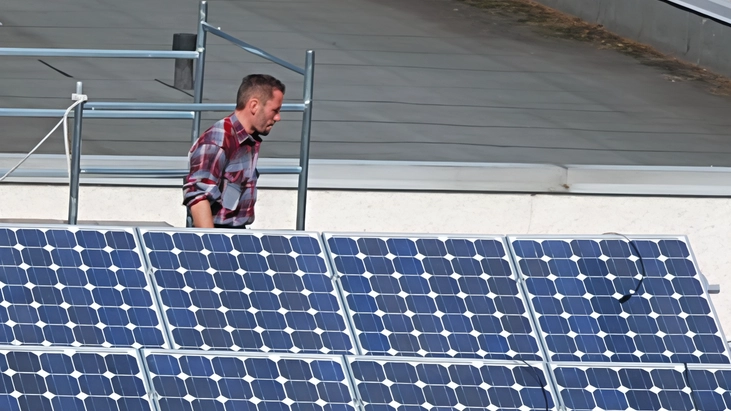 Aeb potenzia l'impegno sul fotovoltaico per la decarbonizzazione e l'autonomia energetica. Progetti in Brianza, Friuli e Faenza, con focus sull'innovazione tecnologica a Monza. Aeb potenzia l'impegno sul fotovoltaico per la decarbonizzazione e l'autonomia energetica. Progetti in Brianza, Friuli e Faenza, con focus sull'innovazione tecnologica a Monza.