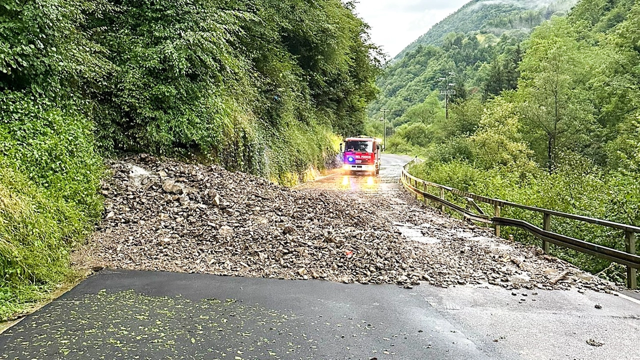 I Vigili del Fuoco Volontari di Vestone sono intervenuti nel comune di Pertica Bassa per alcune frane (Foto Facebook Vigili del fuoco Vestone)