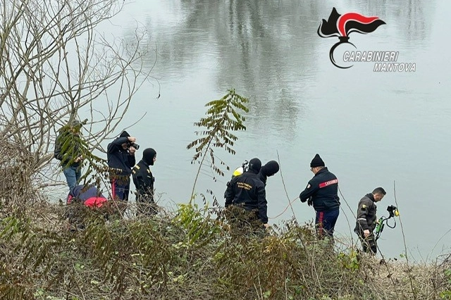 I carabinieri impegnati nelle ricerche sul rive del fiume Oglio