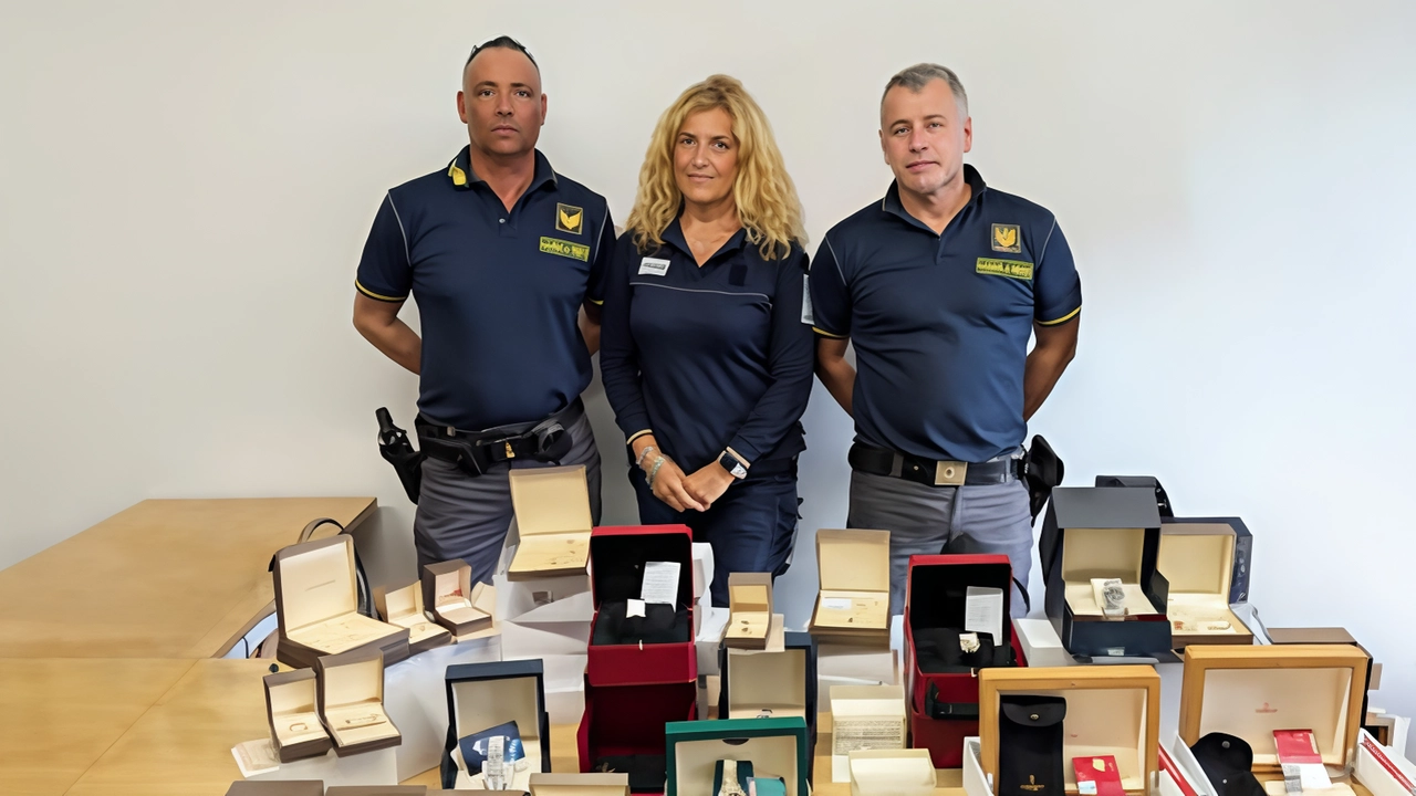 Il cittadino cinese è stato controllato sul treno proveniente da Zurigo e diretto a Milano Il cittadino cinese è stato controllato sul treno proveniente da Zurigo e diretto a Milano