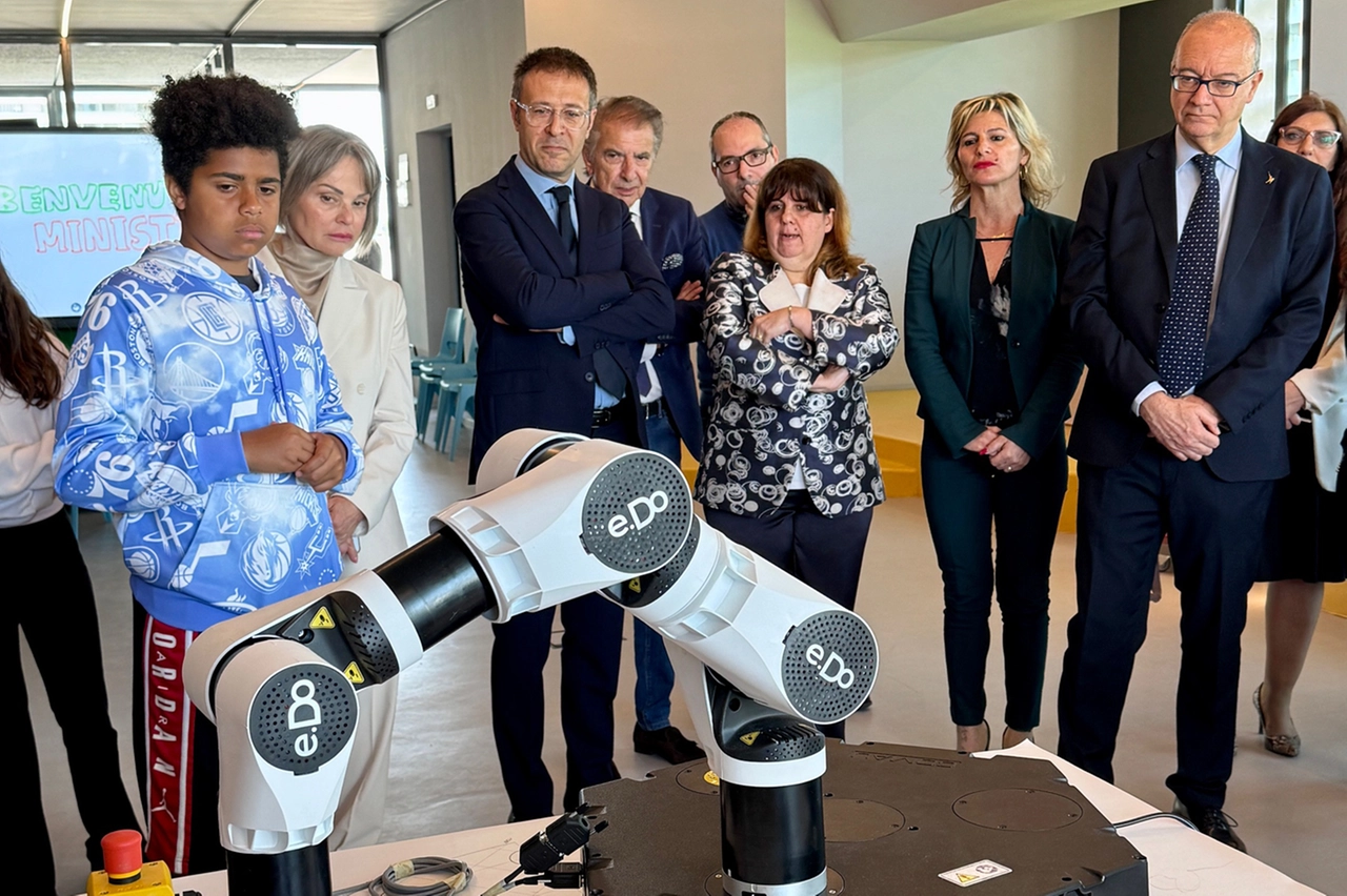 Rozzano, il Ministro Valditara visita due scuole cittadine
