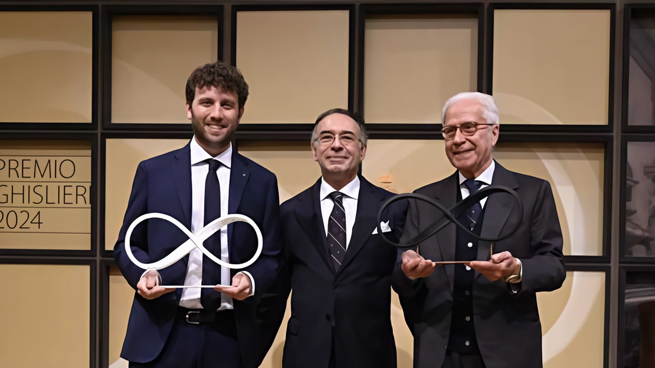 Da sinistra Nicolò Binello Emilio Girino presidente dell’Associazione Alunni del Ghislieri e Mario Viganò Da sinistra Nicolò Binello Emilio Girino presidente dell’Associazione Alunni del Ghislieri e Mario Viganò