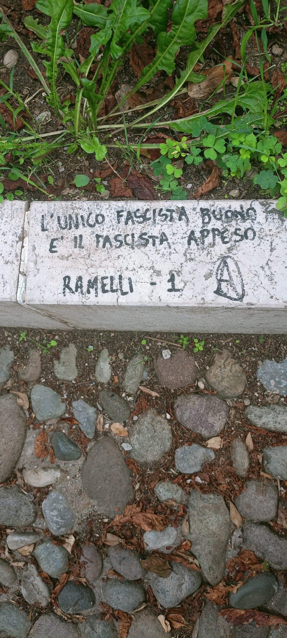 “L’unico fascista buono è quello appeso”: sfregiata la formella dedicata a Sergio Ramelli a Brescia