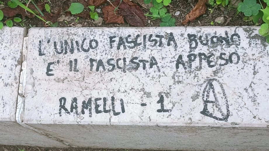 La scritta comparsa nei pressi della formella dedicata a Sergio Ramelli La scritta comparsa nei pressi della formella dedicata a Sergio Ramelli