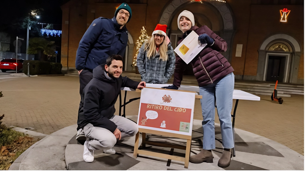I volontari di “Diamoci una mano” sorridono felici per la risposta generosa ricevuta da tanti cittadini di Busto Arsizio: sono stati donati oltre 270 pasti tra alimenti a lunga conservazione e cibo portato nella mensa vicino alla stazione I volontari di “Diamoci una mano” sorridono felici per la risposta generosa ricevuta da tanti cittadini di Busto Arsizio: sono stati donati oltre 270 pasti tra alimenti a lunga conservazione e cibo portato nella mensa vicino alla stazione