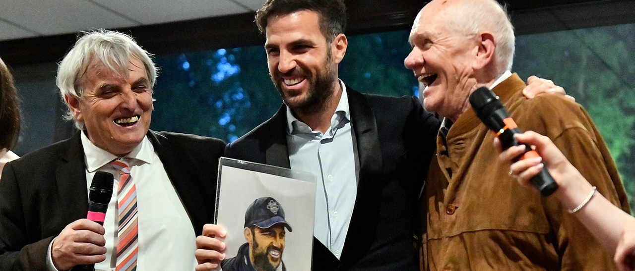 Passione azzurra da paura, il Como festeggia il 10° posto in Serie A: “Sempre più forti con Fabregas e Suwarso”