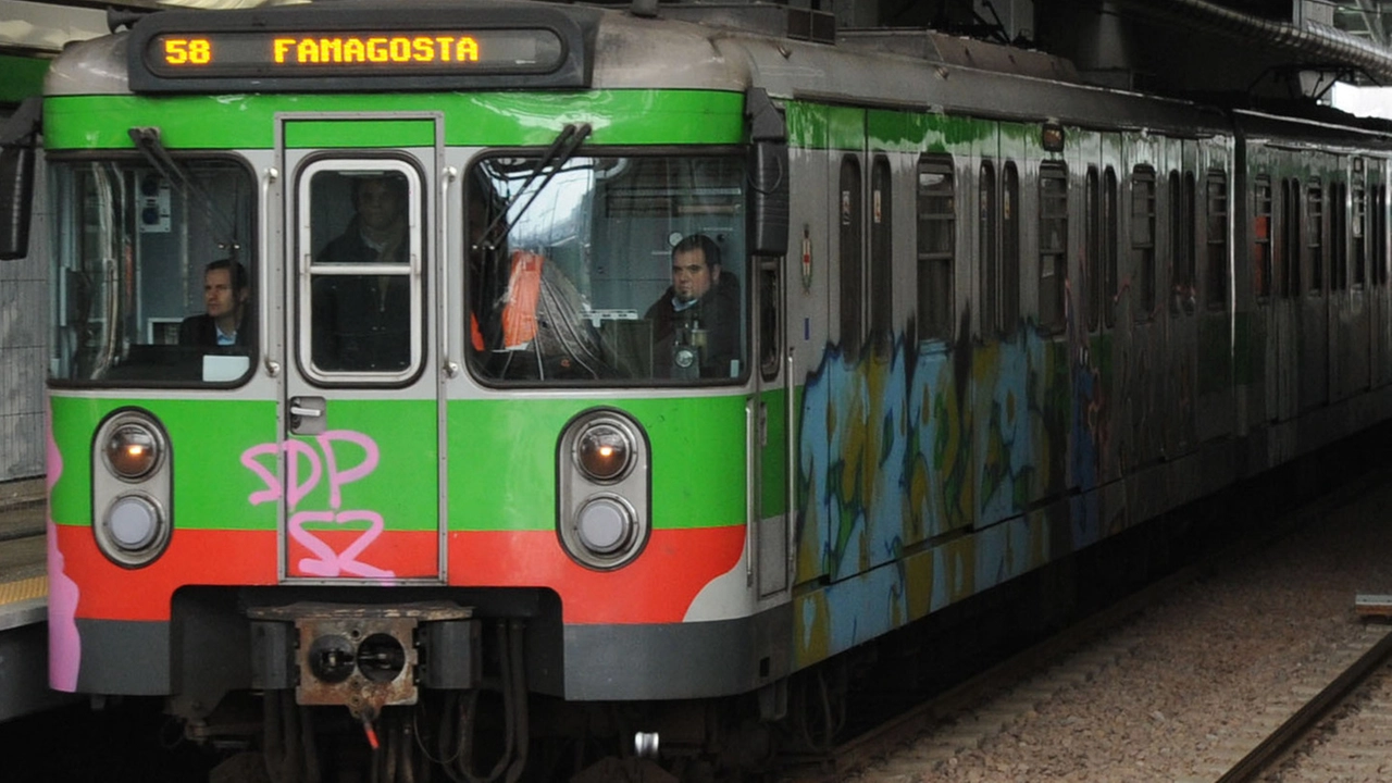 Un treno della metro verde di Milano con i suoi veri conducenti Un treno della metro verde di Milano con i suoi veri conducenti