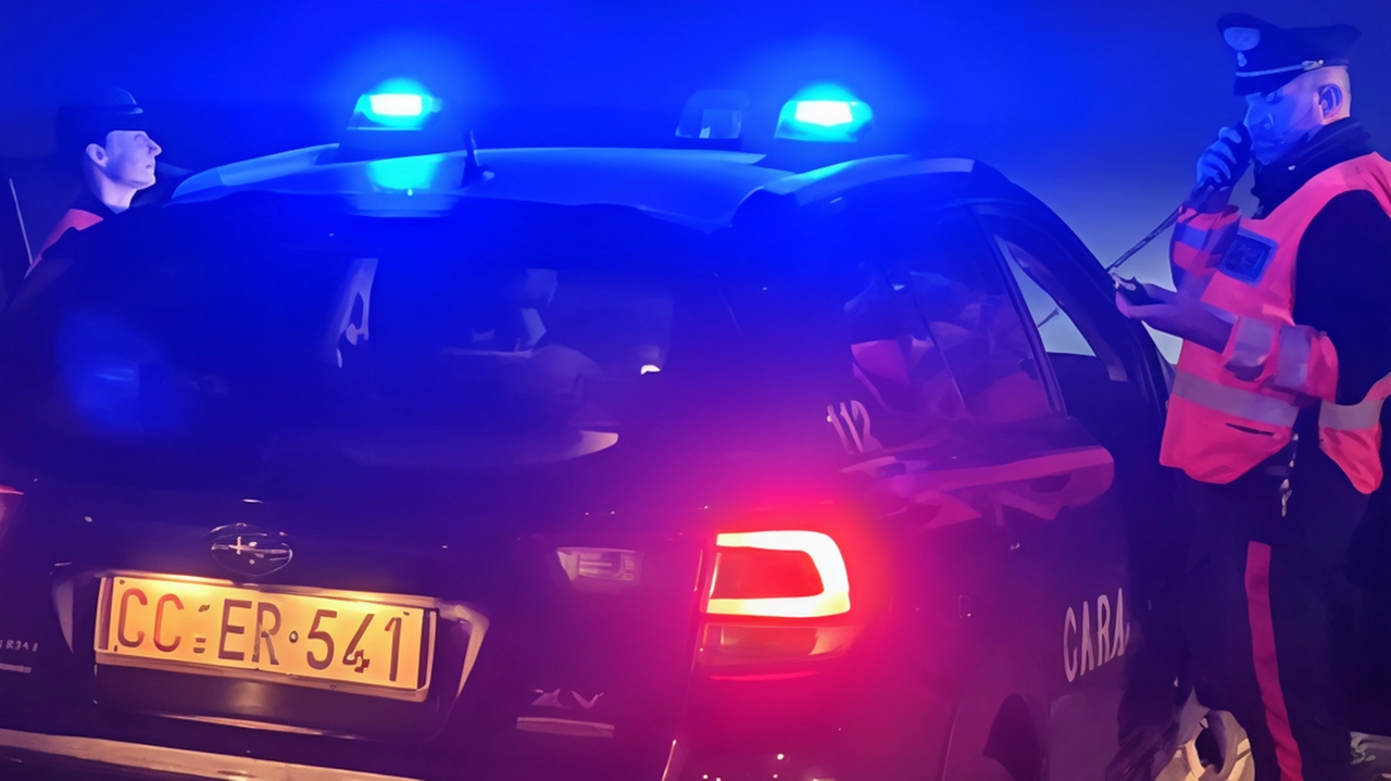 Si aggirava per le vie di Parabiago prendendo a calci la carrozzeria delle automobili che incrociava. Quando sono arrivati i... Si aggirava per le vie di Parabiago prendendo a calci la carrozzeria delle automobili che incrociava. Quando sono arrivati i...