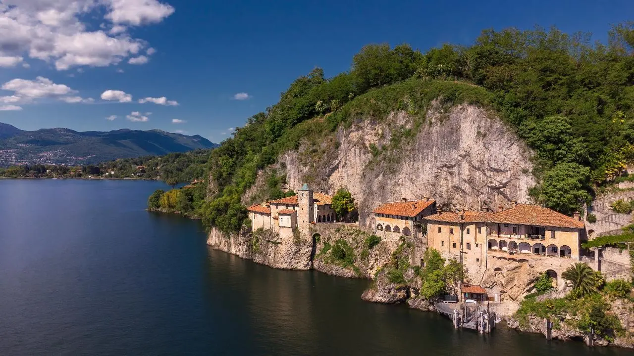 Da Laveno Mombello all’Eremo di Santa Caterina del Sasso in battello: al via il collegamento diretto