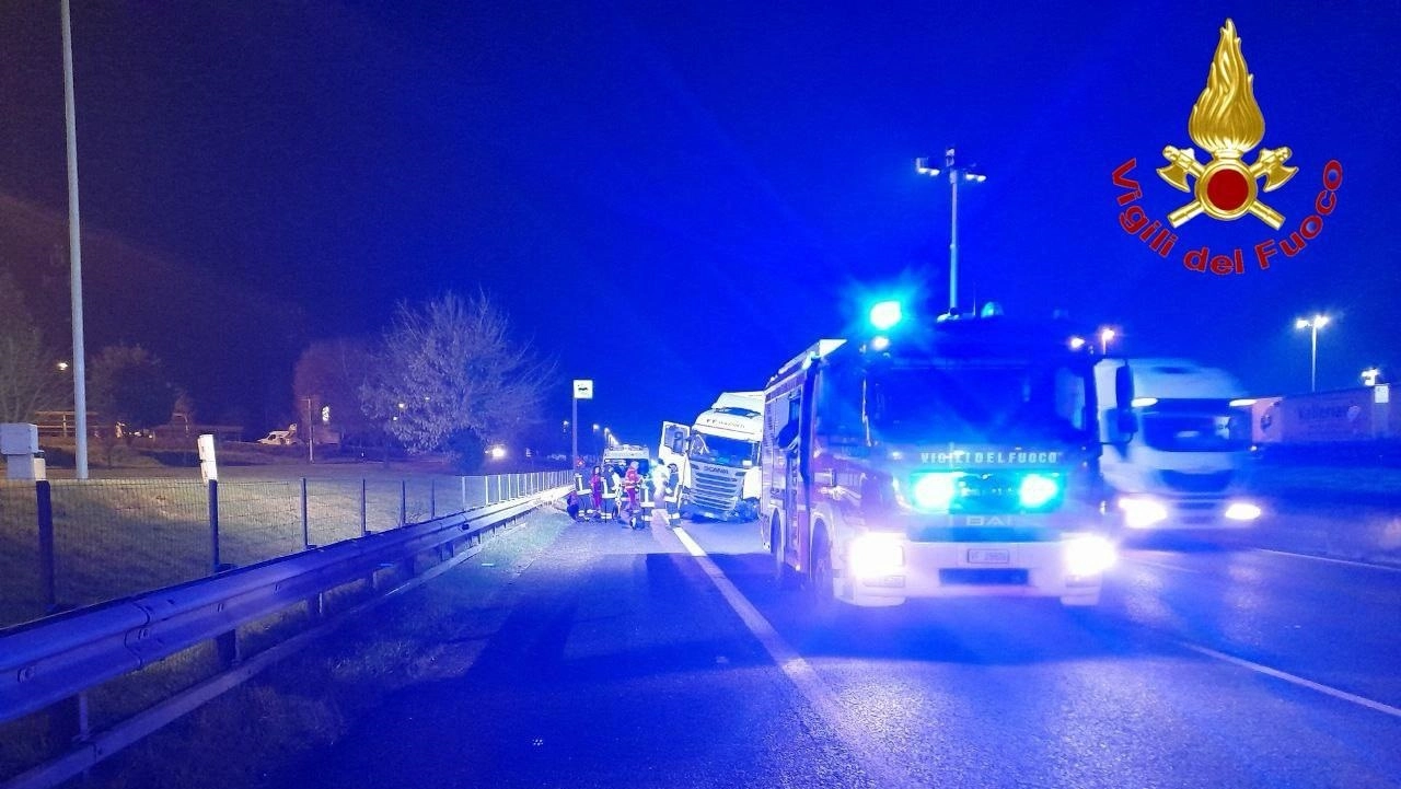 L'intervento per recuperare il mezzo e liberare l'autostrada L'intervento per recuperare il mezzo e liberare l'autostrada