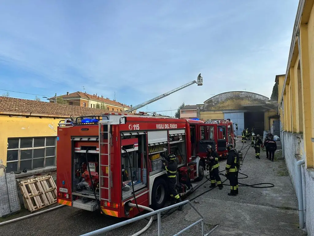 Rogo in una stireria a Somma lombardo: auto in fiamme a Gallarate