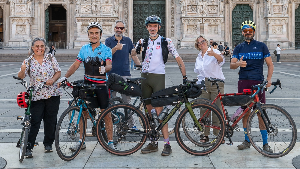 Marco Bressan alla partenza da piazza duomo circondato di amici e familiari Marco Bressan alla partenza da piazza duomo circondato di amici e familiari
