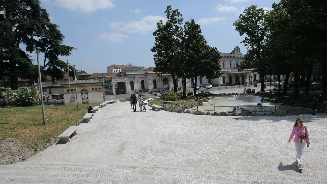Monza, riqualificazione dei giardini davanti alla stazione Monza, riqualificazione dei giardini davanti alla stazione