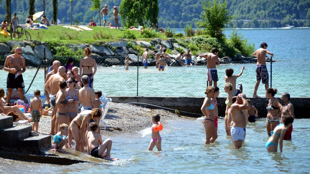 Tanti bagnanti hanno cercato refrigerio nelle acque del lago A Garlate il termometro ha toccato i 37,5 gradi: la temperatura più alta in Lombardia Ma la percezione era di 45 gradi per l’indice di umidità del 40 per cento