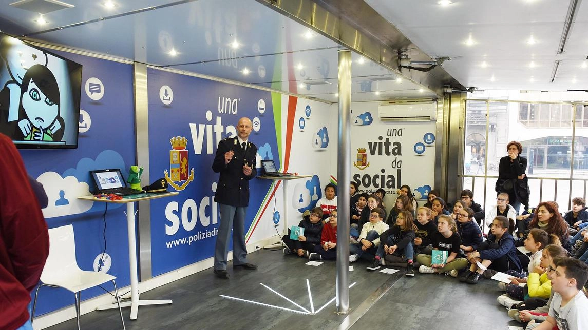 La Polizia di Stato di Como questa mattina in piazza Cavour, dalle ore 9 alle 13 ospiterà l’evento “Una Vita...