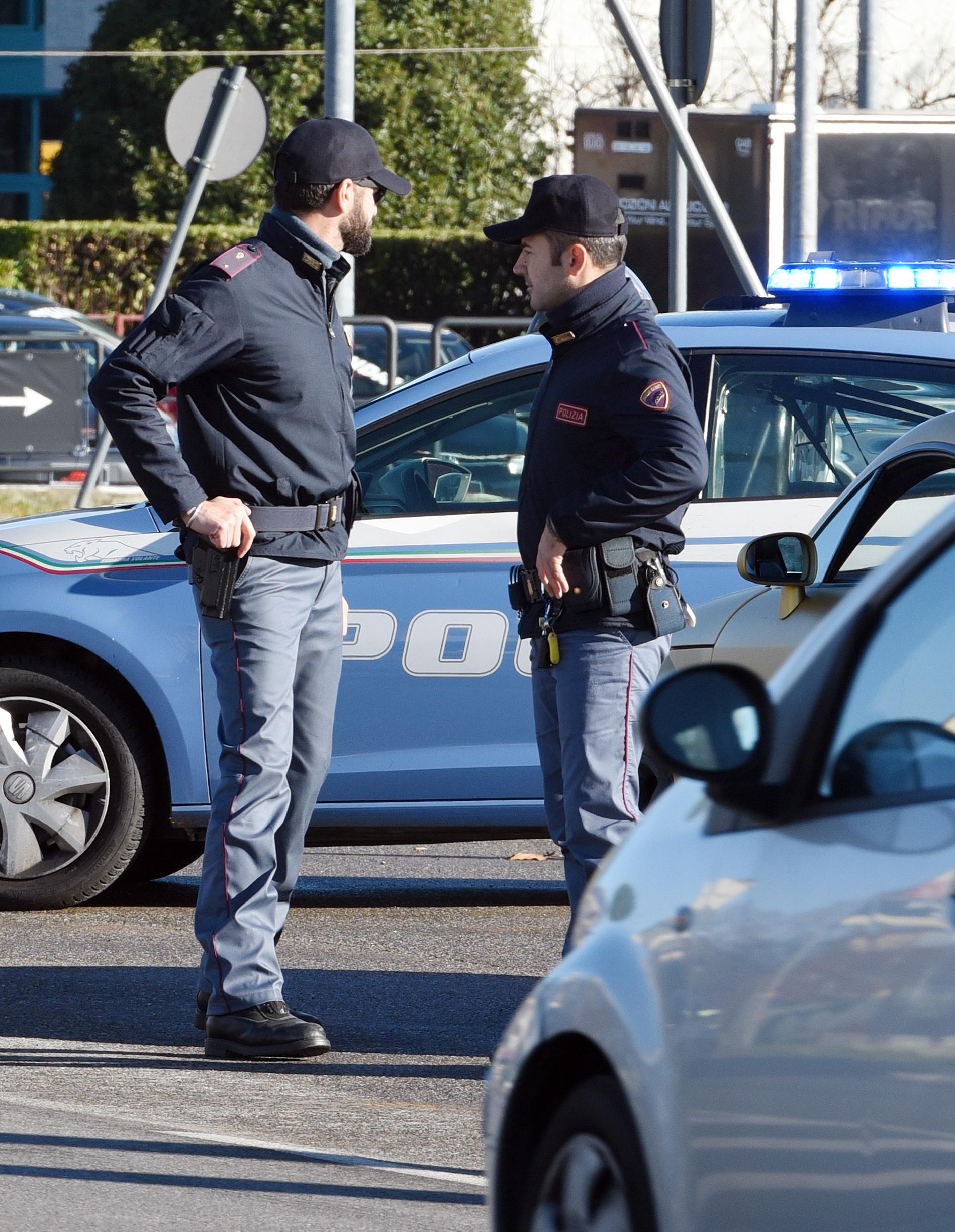 Ubriaco sputa sui passanti in piazza Duomo: fermato. Appena uscito dalla Questura prende a calci un’auto al semaforo e insulta la mamma al volante Ubriaco sputa sui passanti in piazza Duomo: fermato. Appena uscito dalla Questura prende a calci un’auto al semaforo e insulta la mamma al volante