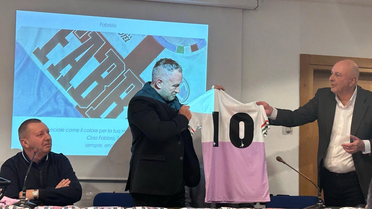 Giuseppe Calini e i dirigenti del Legnano presentano la maglia dedicata a Fabbro Giuseppe Calini e i dirigenti del Legnano presentano la maglia dedicata a Fabbro