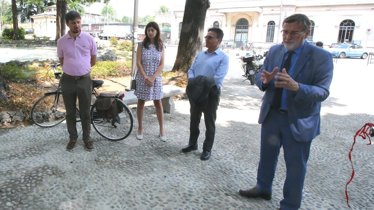 Il sindaco Paolo Pilotto durante il sopralluogo ai giardini riqualificati della stazione ferroviaria Il sindaco Paolo Pilotto durante il sopralluogo ai giardini riqualificati della stazione ferroviaria