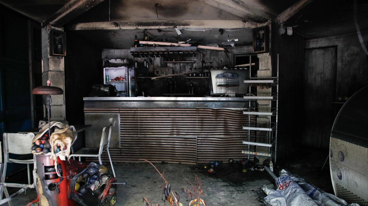 Incendiato il chiosco bar Le Querce a Garbagnate Milanese