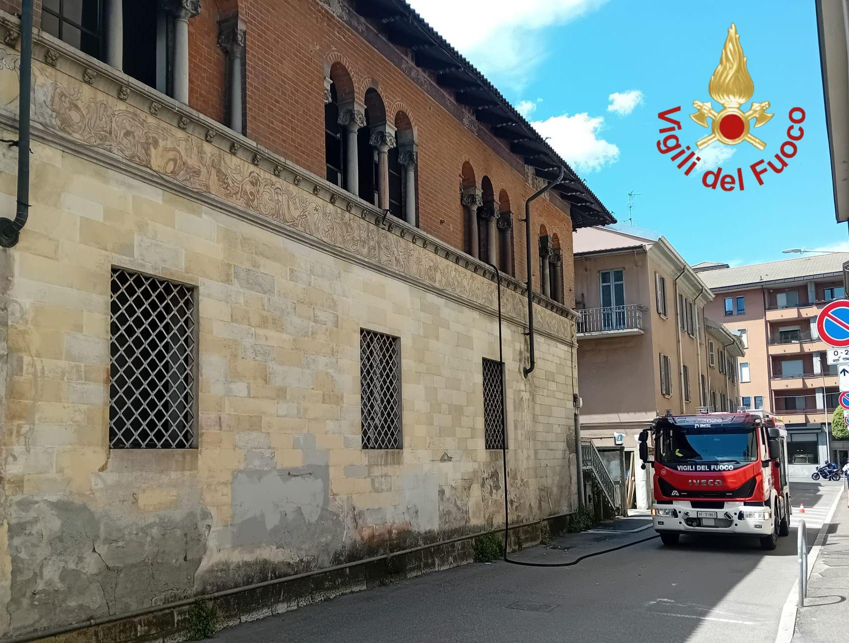 como incendio nell ex petit chateau il rogo partito da alcuni rifiuti abbandonati da Ilgiorno.it como incendio nell ex petit chateau il rogo partito da alcuni rifiuti abbandonati