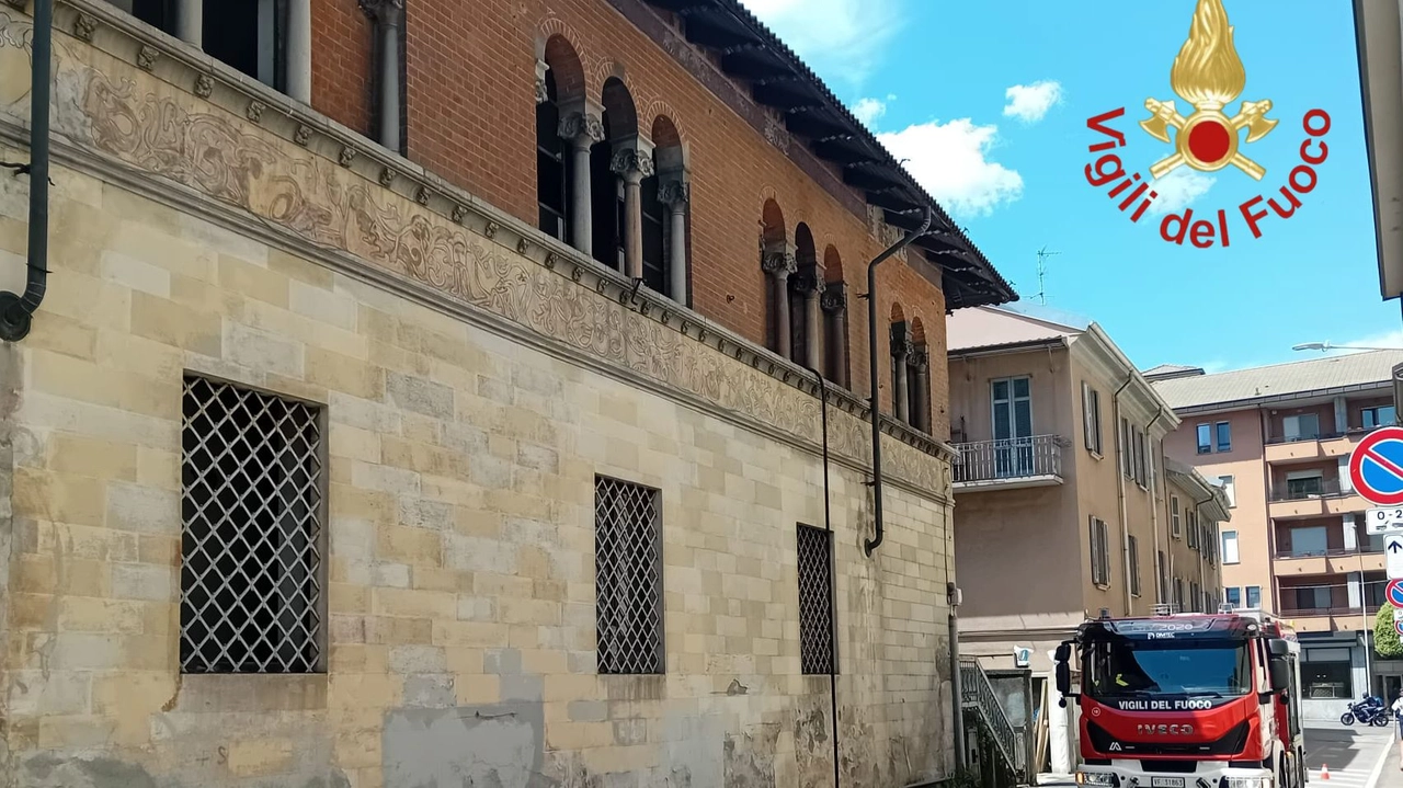 I pompieri intervenuti all’ex Petit Chateau I pompieri intervenuti all’ex Petit Chateau