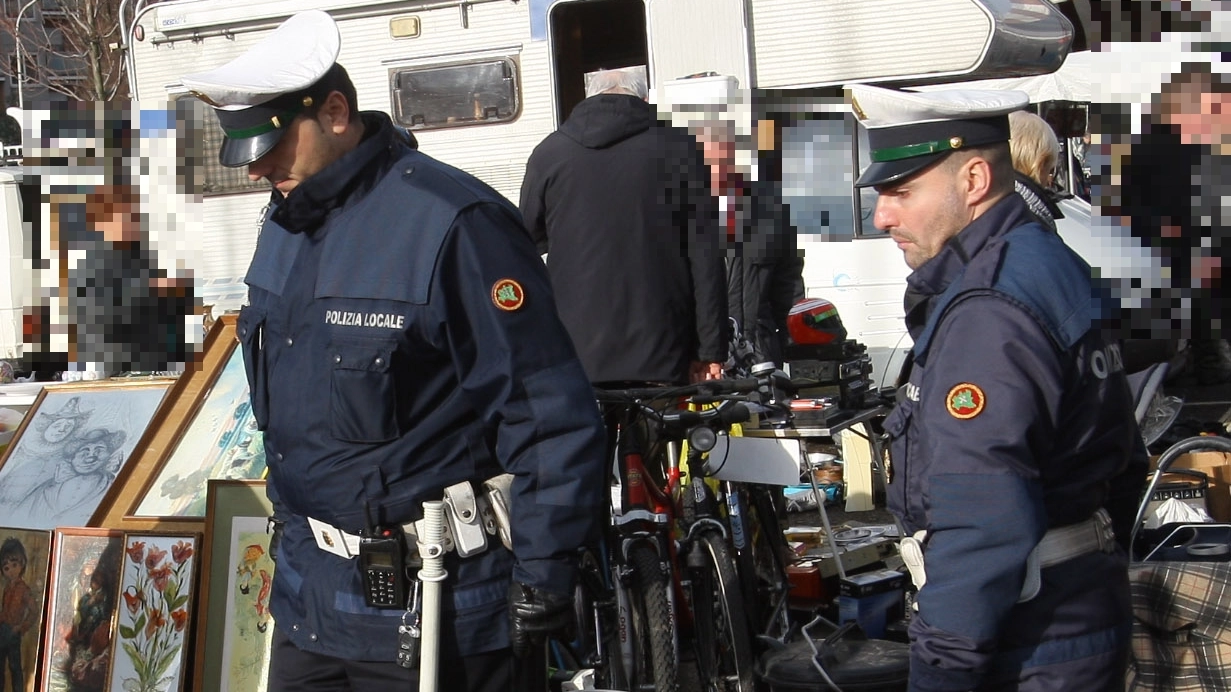 Al poliziotto della Municipale tirata addosso persino una bottiglia Al poliziotto della Municipale tirata addosso persino una bottiglia