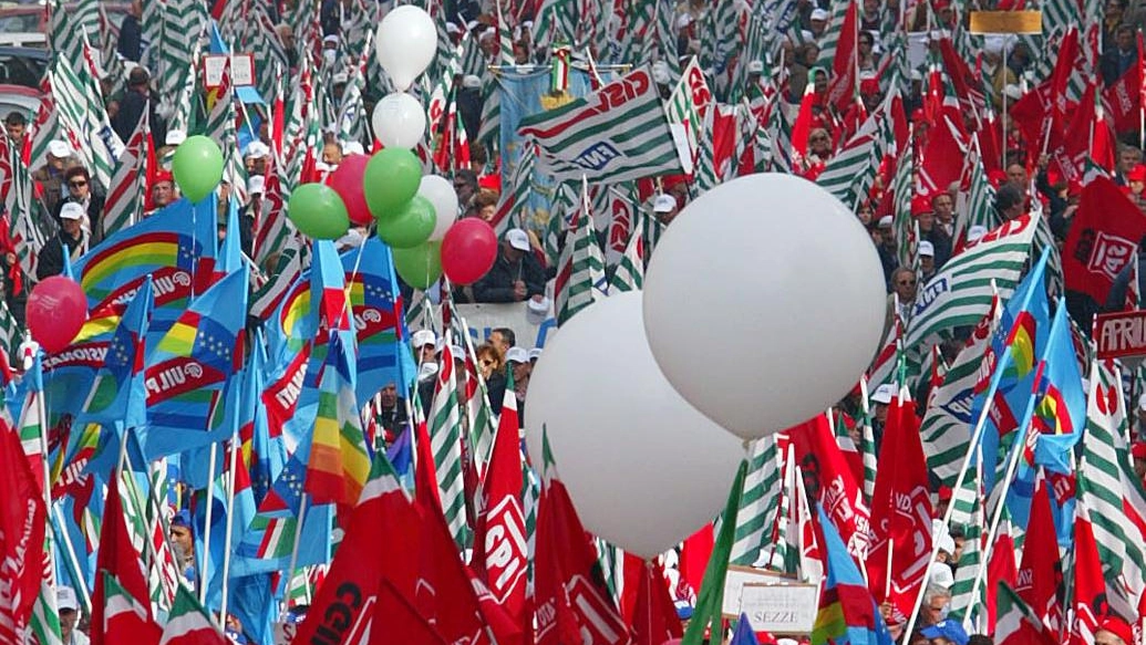 Corteo del Primo Maggio in una foto d'archivio